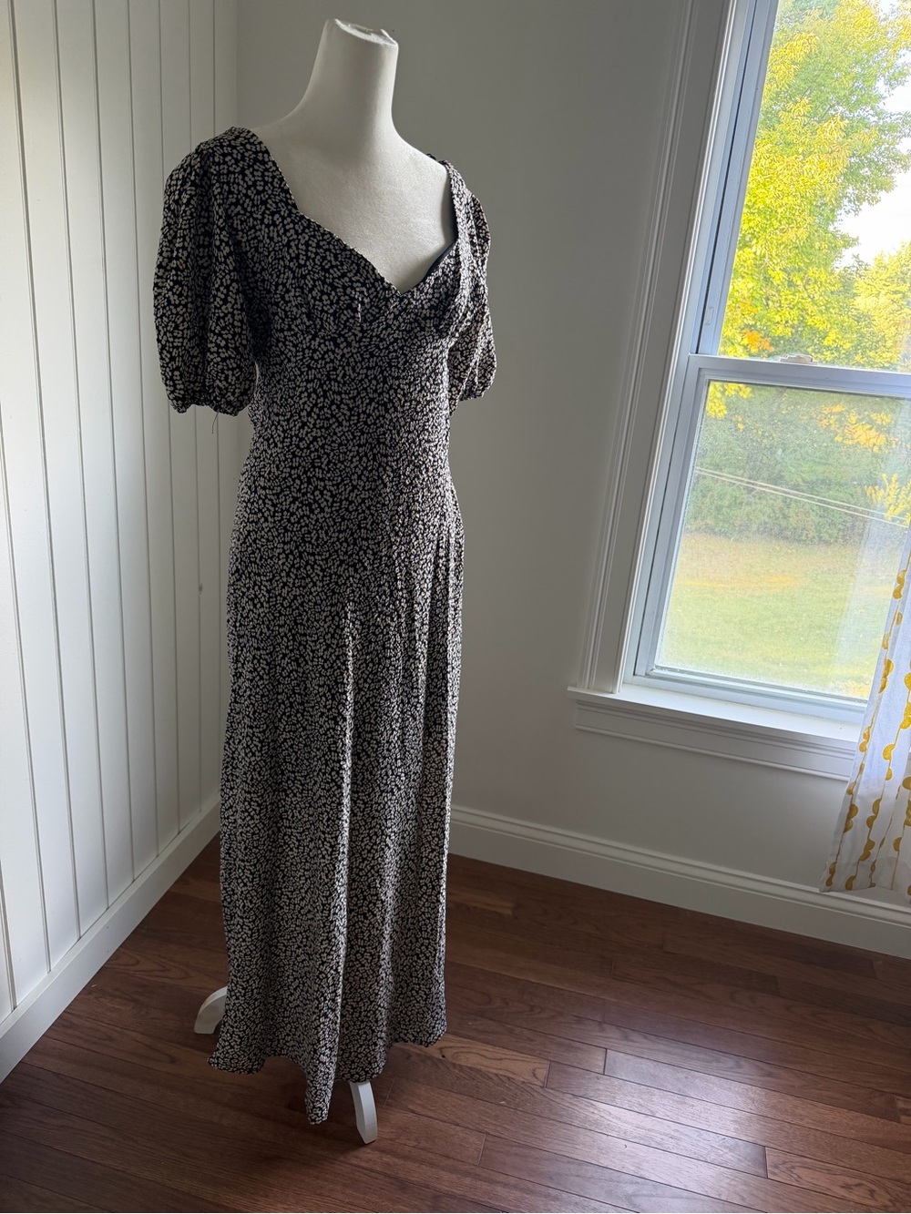 Black Floral Maxi Dress with Sweetheart Neckline and Puff Sleeves